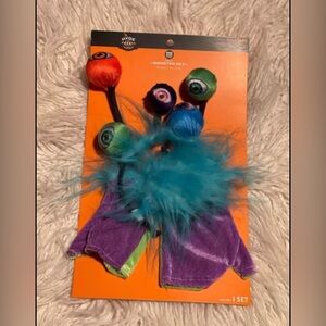 monster set one size fits most 
Has gloves and headpiece costume